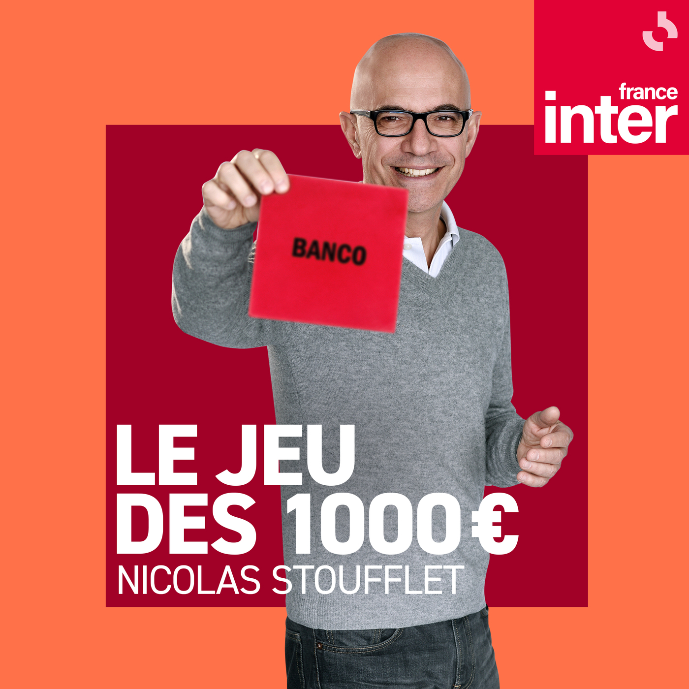 Un homme souriant tient une carte rouge avec 