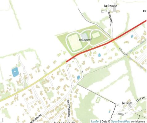 Carte détaillée montrant une route principale traversant une zone résidentielle avec des infrastructures sportives et des 