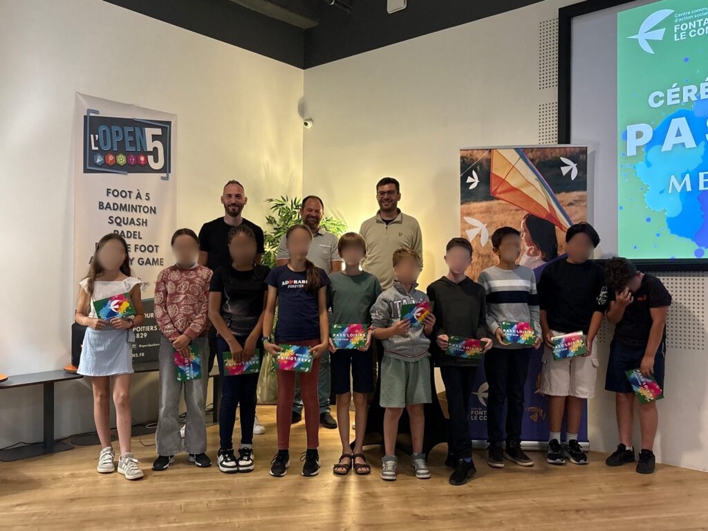 Groupe d’enfants et adultes recevant des diplômes lors d’un événement sportif "L’Open 5" avec bannières et récompe