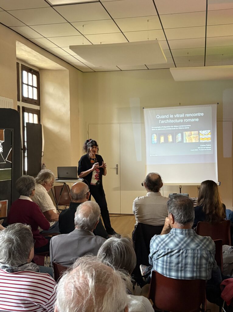 Conférence sur "vitrail et architecture romane", une intervenante présente une étude devant un public attentif, diapositiv