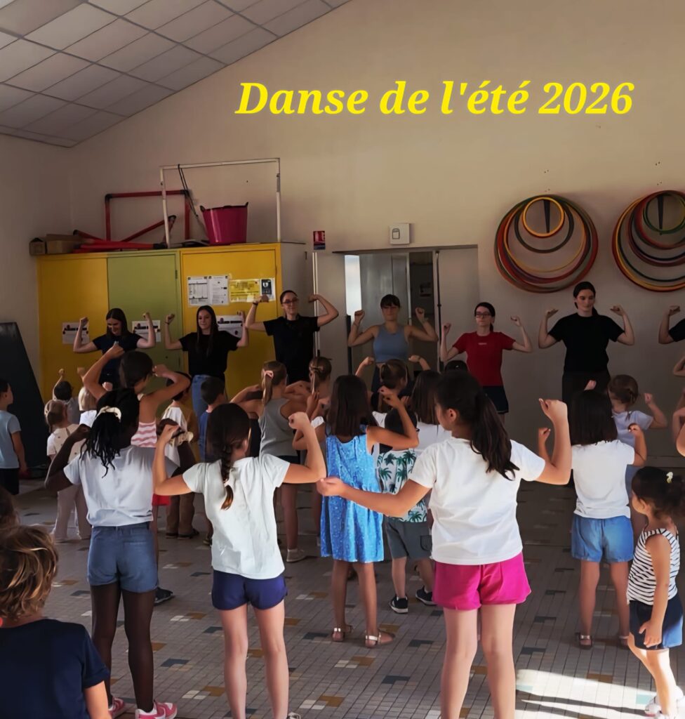 Groupe en danse estivale 2026, enfants et animateurs en mouvement dans une salle.