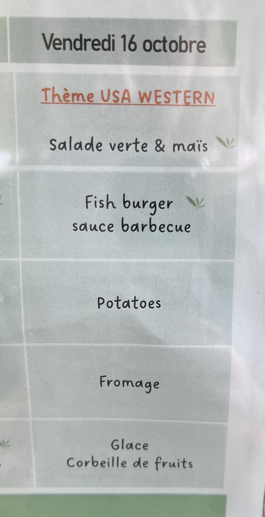 Menu Vendredi 16 octobre : thème USA Western. Salade verte & maïs, fish burger sauce barbecue, pommes de terre, fromage, gl