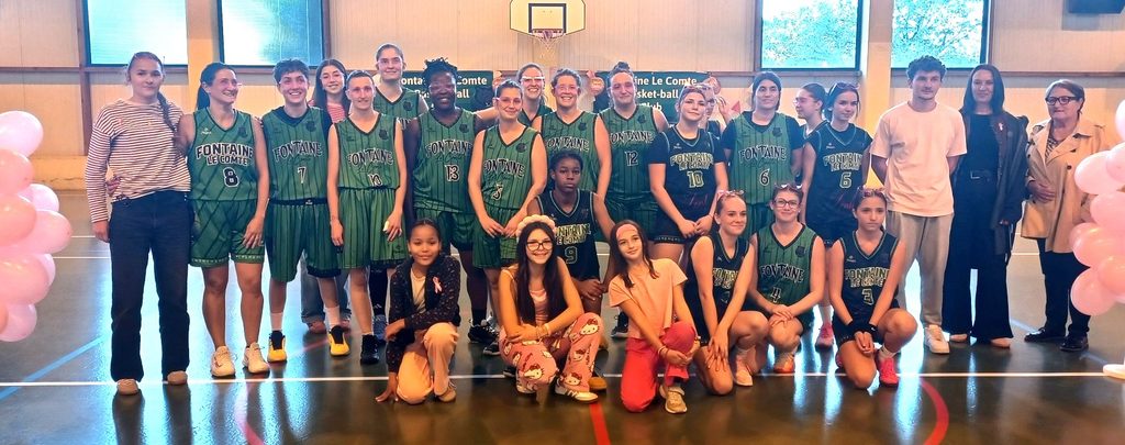 Groupe sportif "Fontaine Le Comte" en tenue de basket, souriants lors d’un événement, avec ballons et encadrants.