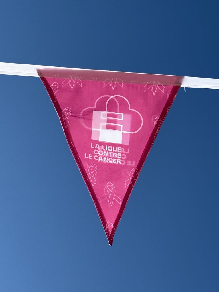 Bannière rose de la Ligue contre le Cancer, logo et texte "La Ligue contre le Cancer".